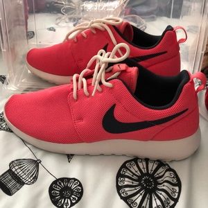 WOMENS NIKE RUNNING SHOE! Size 9.5